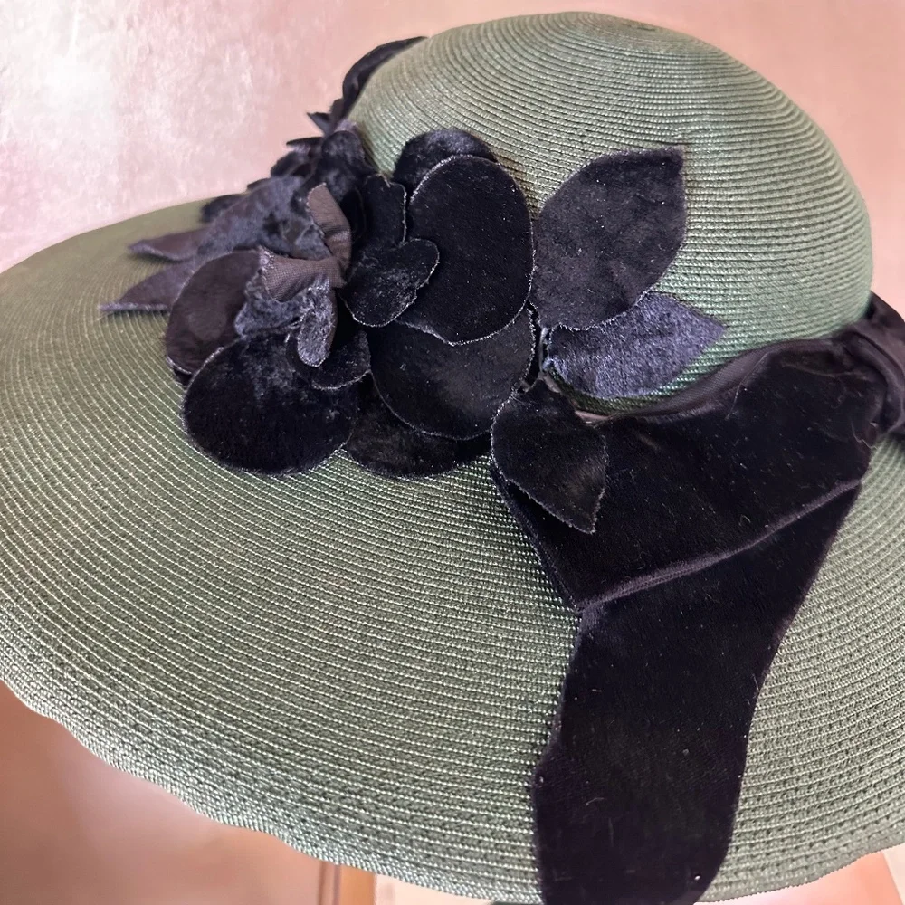 DASHING 1950s' GREEN STRAW WIDE BRIM HAT + BLACK FABRIC/VELOUR FLOWERS & BAND - Picture 5 of 14